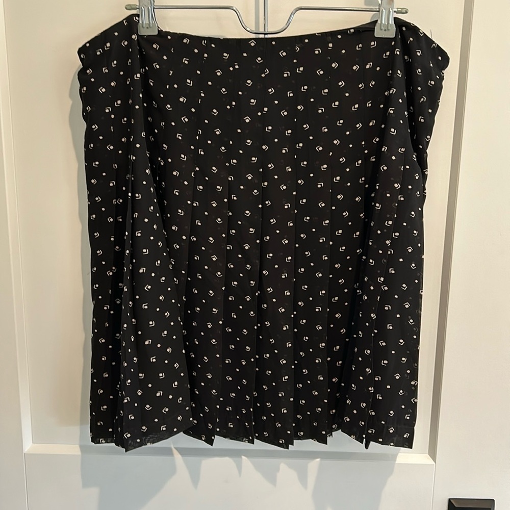 Lauren Ralph Lauren mini skirt, black with cute pattern, size 16, great shape